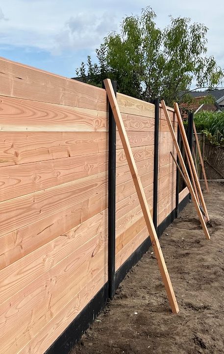 Nieuwe houten schutting in aanbouw