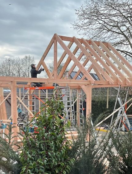Bouw van een houten overkapping in de tuin