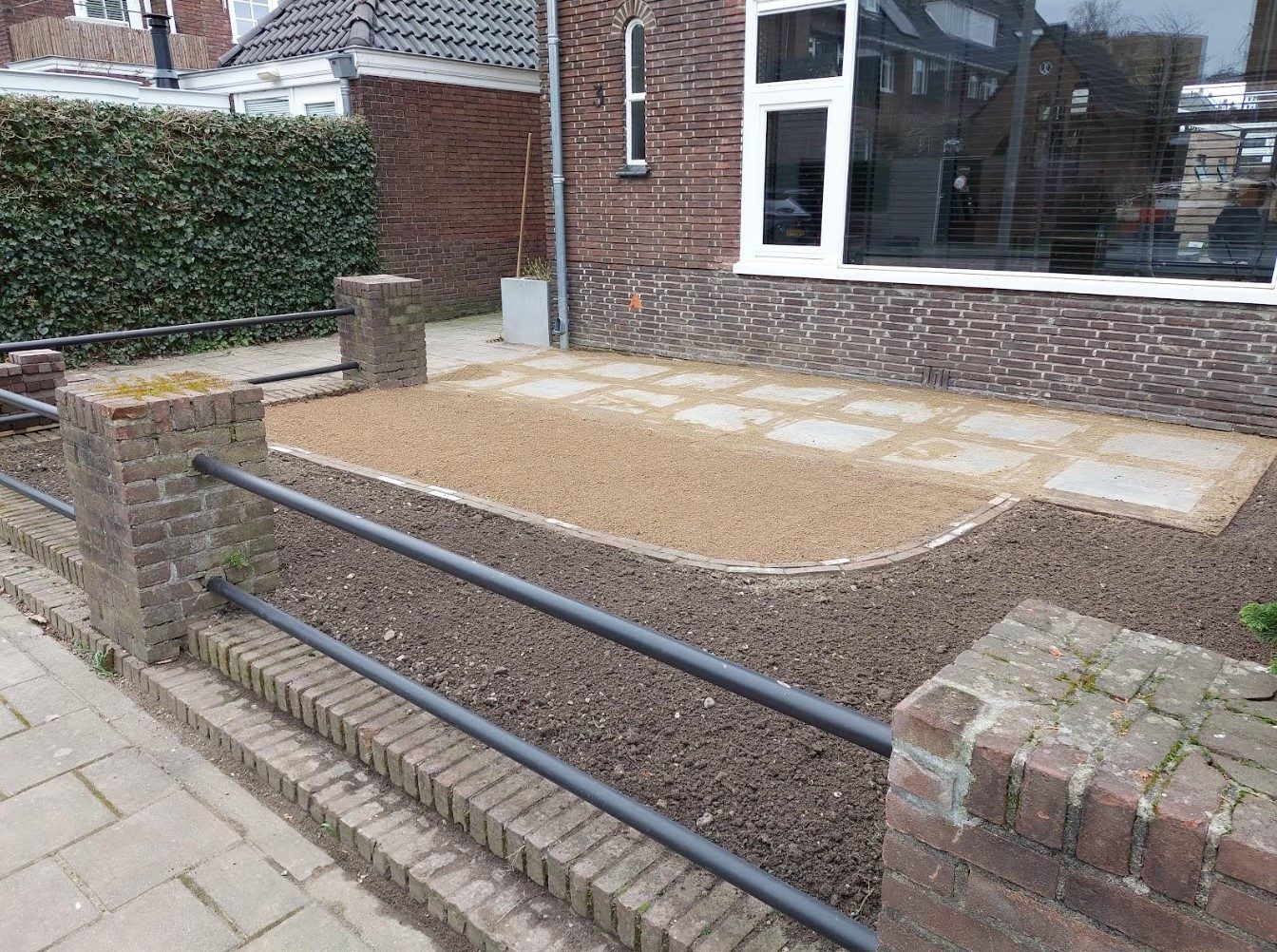 Nieuw aangelegde voortuin met grind en bestrating